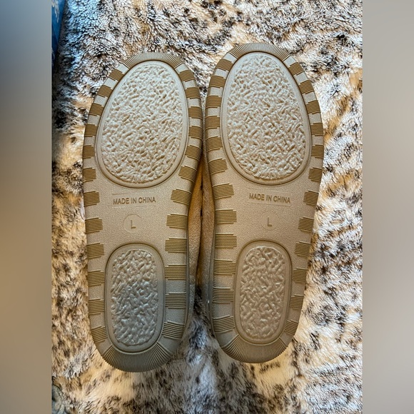 NWT Unisex Slippers - Picture 4 of 4